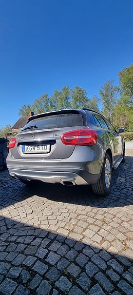 Mercedes-Benz GLA200 3 of 5