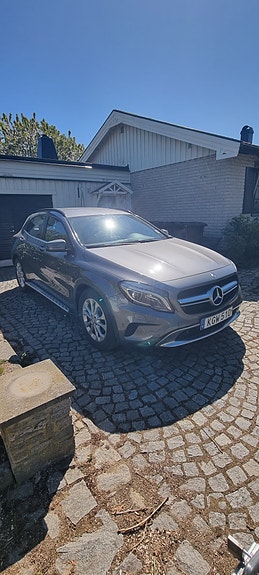 Mercedes-Benz GLA200 2 of 5