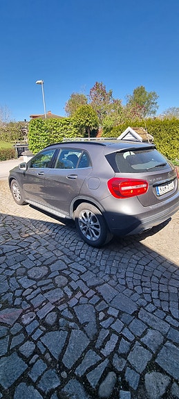 Mercedes-Benz GLA200 4 of 5