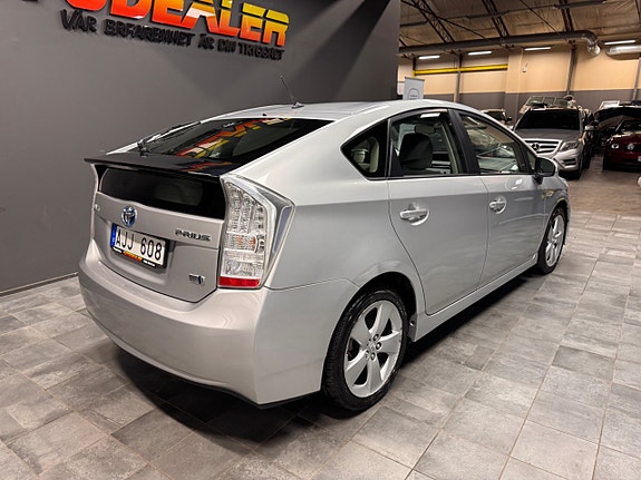 Toyota Prius 2 of 5