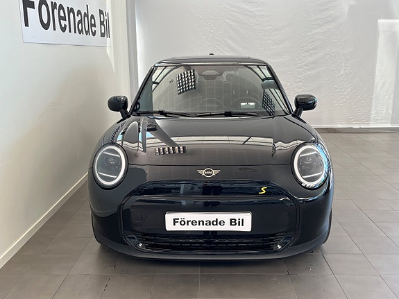 MINI Cooper SE 2 of 5