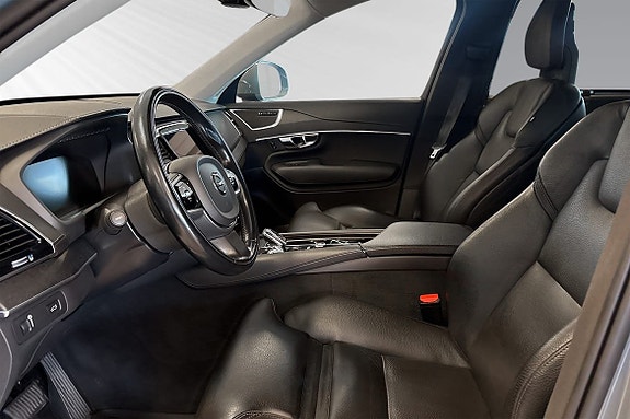 Volvo XC90 13 of 30