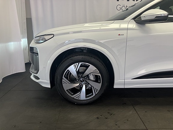 Audi Q6 e-tron 5 of 5