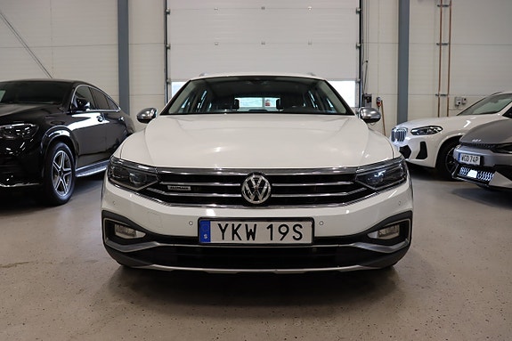 Volkswagen Passat Alltrack 2 of 5