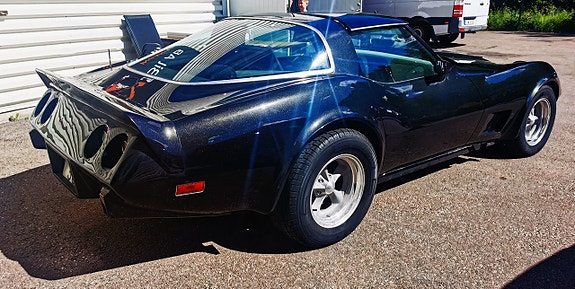 Chevrolet Corvette 3 of 5