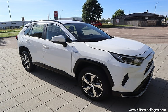 Toyota RAV4 Plug-in Hybrid 2 of 5