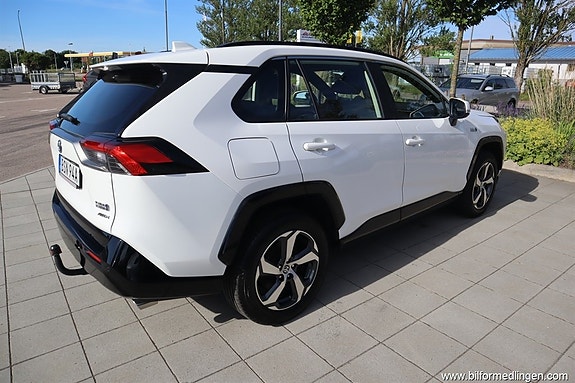 Toyota RAV4 Plug-in Hybrid 3 of 5