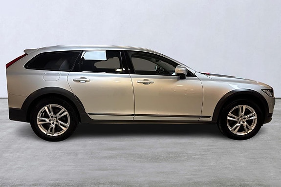 Volvo V90 Cross Country 3 of 5