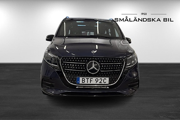 Mercedes-Benz V300 2 of 5