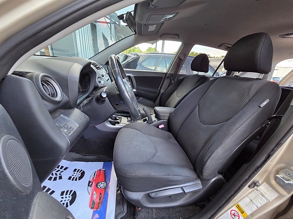 Toyota RAV4 9 of 15