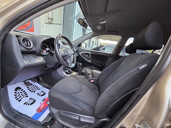 Toyota RAV4 8 of 15