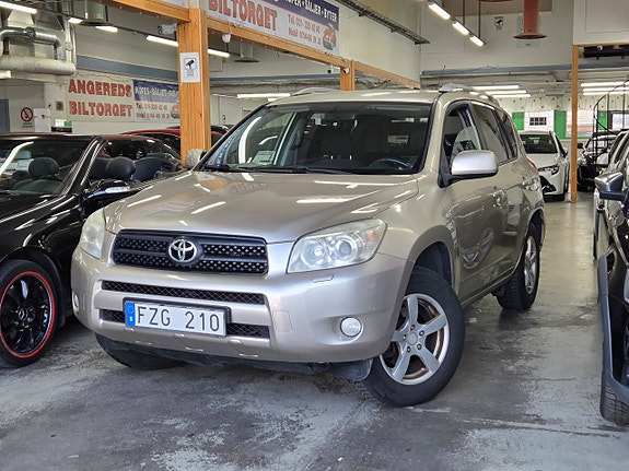 Toyota RAV4 2 of 15