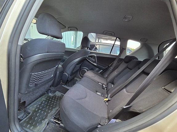 Toyota RAV4 10 of 15