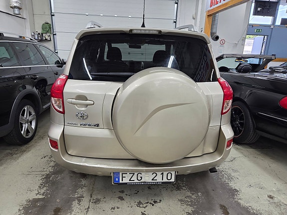 Toyota RAV4 7 of 15