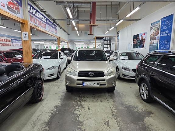 Toyota RAV4 3 of 15