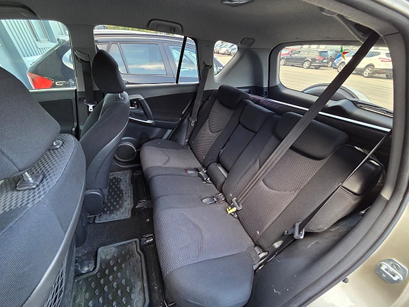 Toyota RAV4 13 of 15