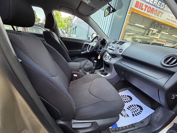 Toyota RAV4 11 of 15