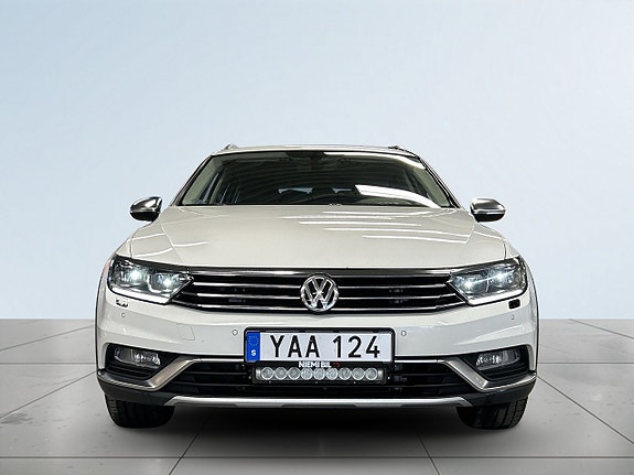Volkswagen Passat Alltrack 2 of 5