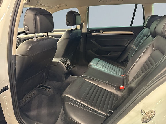 Volkswagen Passat Alltrack 13 of 23