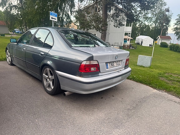 BMW 525i 4 of 5
