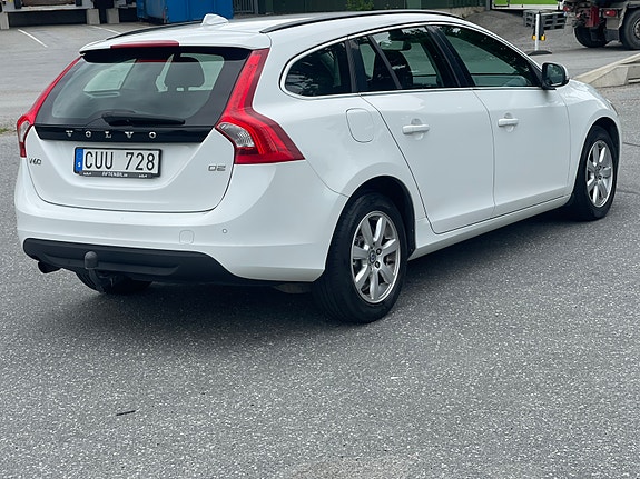 Volvo V60 2 of 5