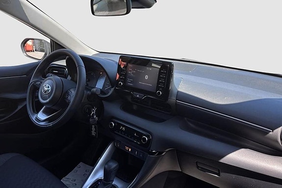 Toyota Yaris 8 of 12