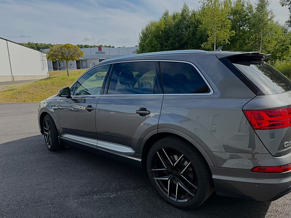 Audi Q7 4 of 5