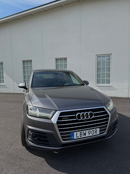 Audi Q7 2 of 5