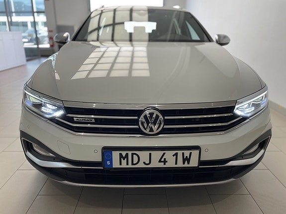 Volkswagen Passat Alltrack 2 of 5