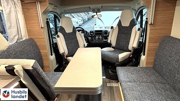 Weinsberg CaraSuite 700 DX / ALDE Face-To-Face 8 of 18