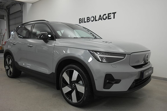 Volvo XC40 2 of 5