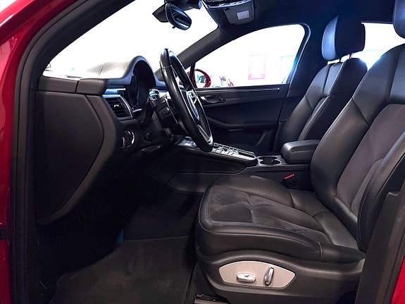 Porsche Macan 3 of 5