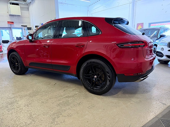 Porsche Macan 13 of 16