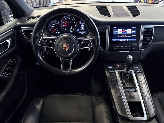 Porsche Macan 4 of 5