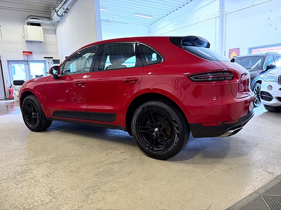 Porsche Macan 2 of 5