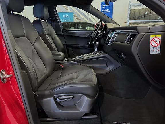 Porsche Macan 8 of 16