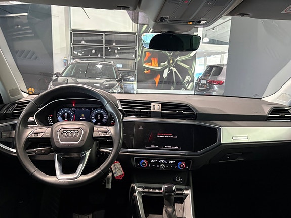 Audi Q3 3 of 5