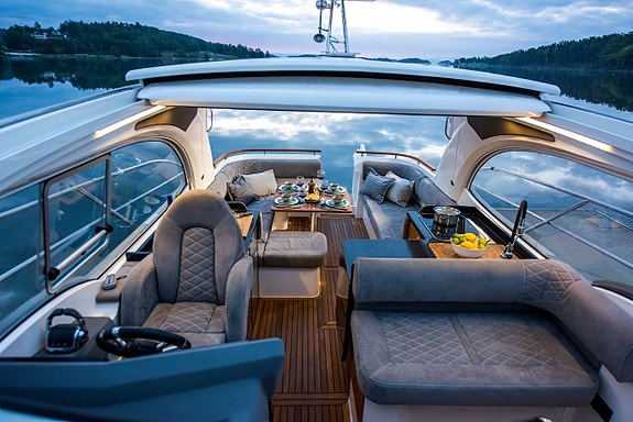 Marex 360 CC med 2 x Volvo Penta D4 320/DPi Joystick 5 of 5