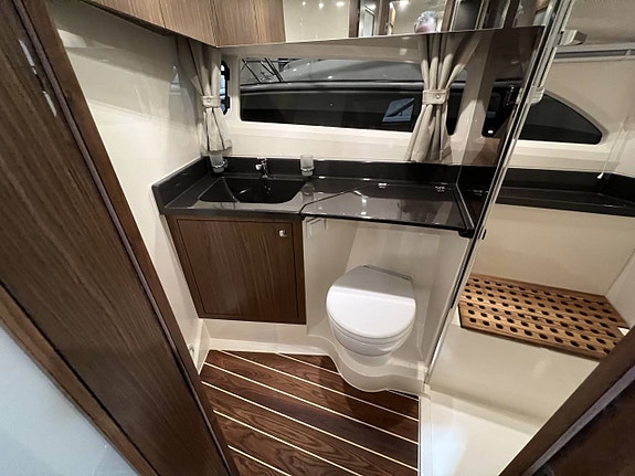 Marex 360 CC med 2 x Volvo Penta D4 320/DPi Joystick 9 of 12