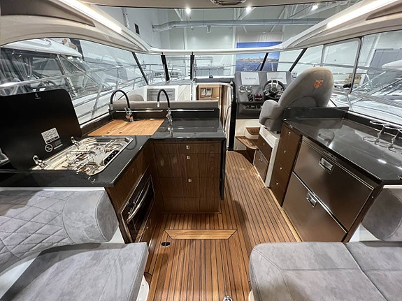 Marex 360 CC med 2 x Volvo Penta D4 320/DPi Joystick 3 of 5