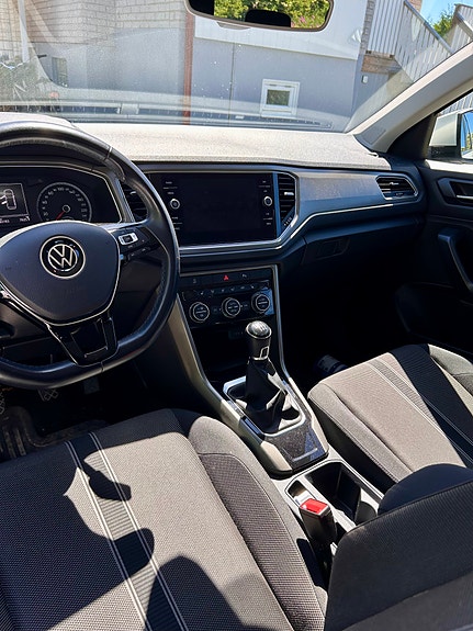 Volkswagen T-Roc 4 of 5