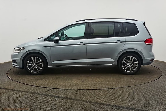 Volkswagen Touran 3 of 5