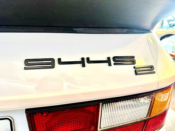 Porsche 944 16 of 17