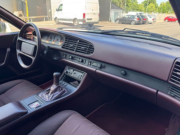 Porsche 944 11 of 17