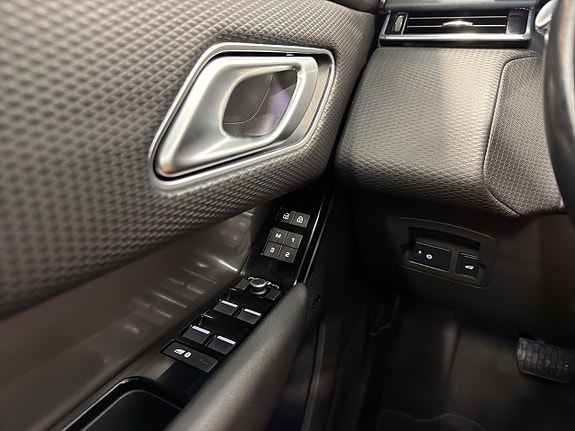 Land Rover Range Rover Velar 18 of 30