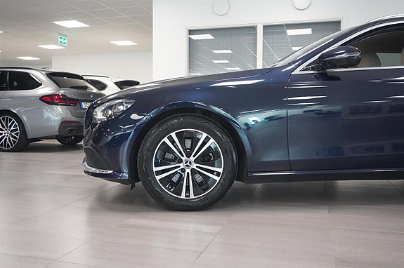 Mercedes-Benz E220 3 of 5