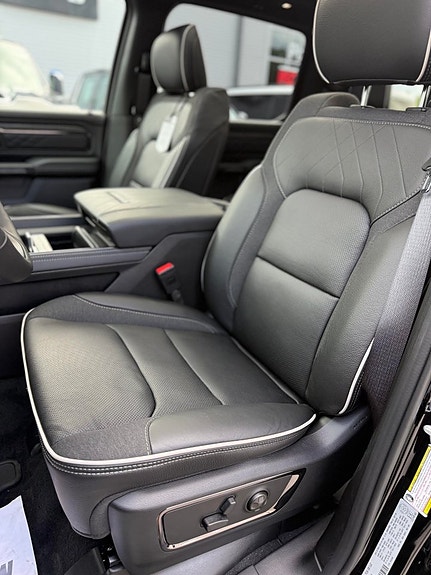 Dodge RAM 1500 8 of 17