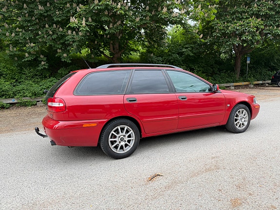 Volvo V40 2 of 5