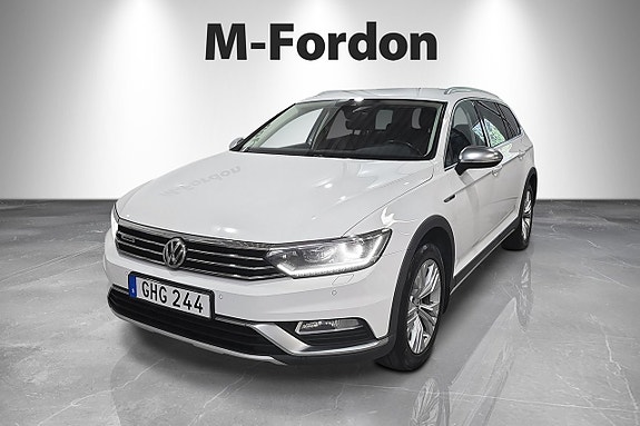Volkswagen Passat Alltrack 2 of 5