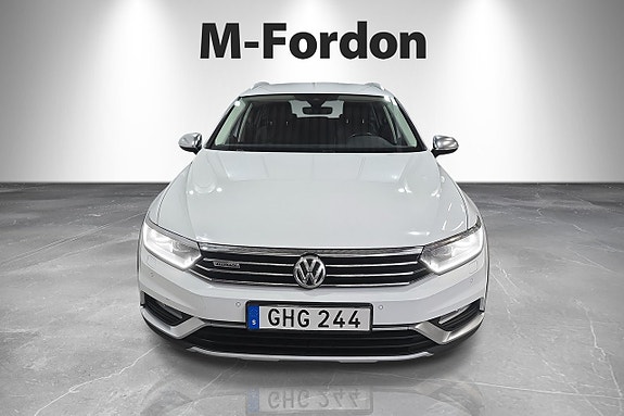 Volkswagen Passat Alltrack 3 of 5
